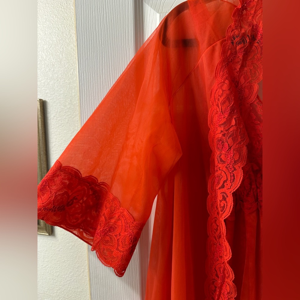 ⭐ Vintage Vanity Fair Red Nylon Lace Peignoir Set (Robe + Nightgown) - Picture 2 of 13